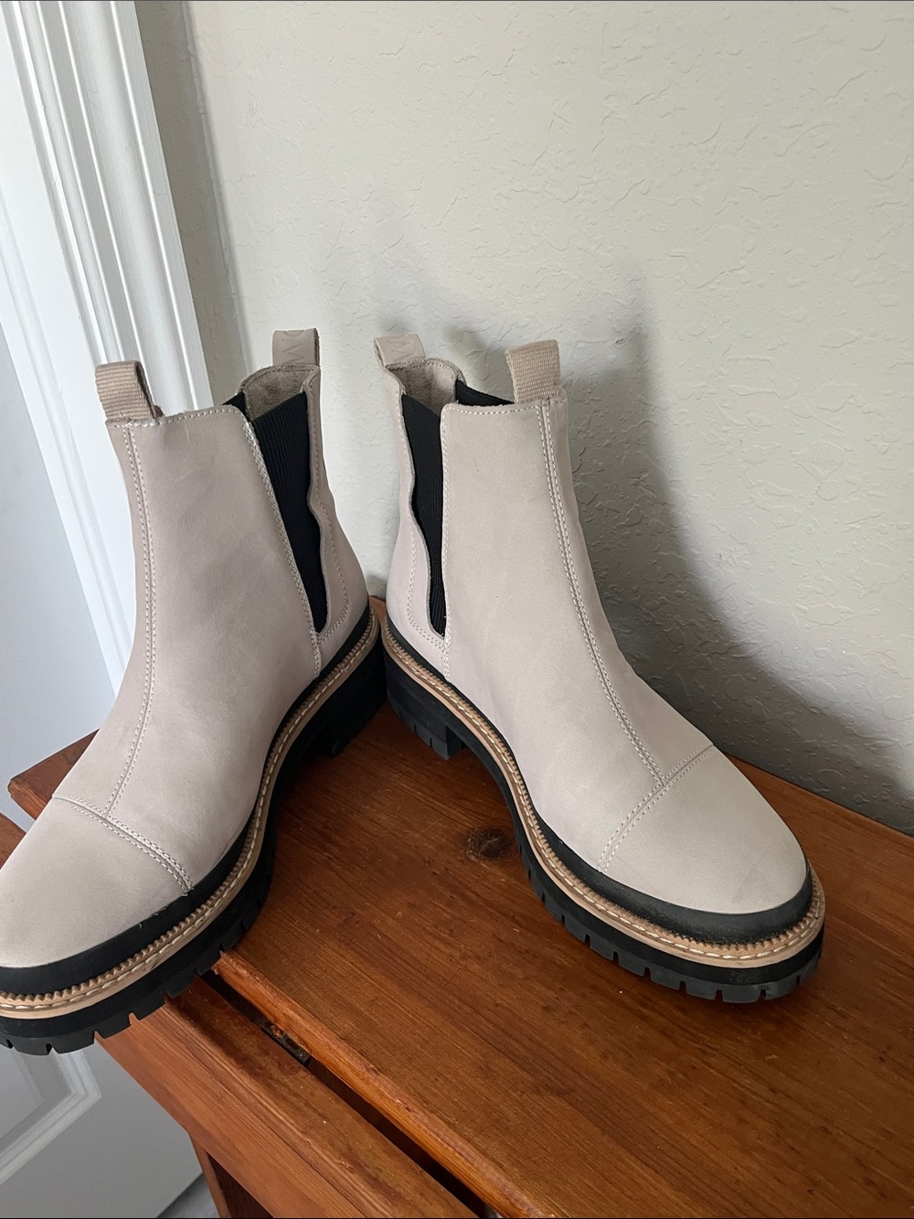 Toms Women's Mushroom Nubuck Water Resistant Slip on Boots NWOB SZ 8.5